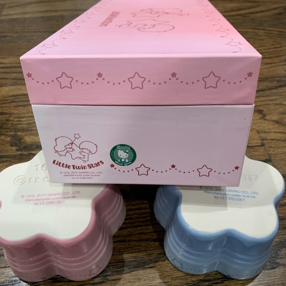 New Rare Le Creuset Little Twin Stars Flower Ramekins Set of 2 - Picture 8 of 11